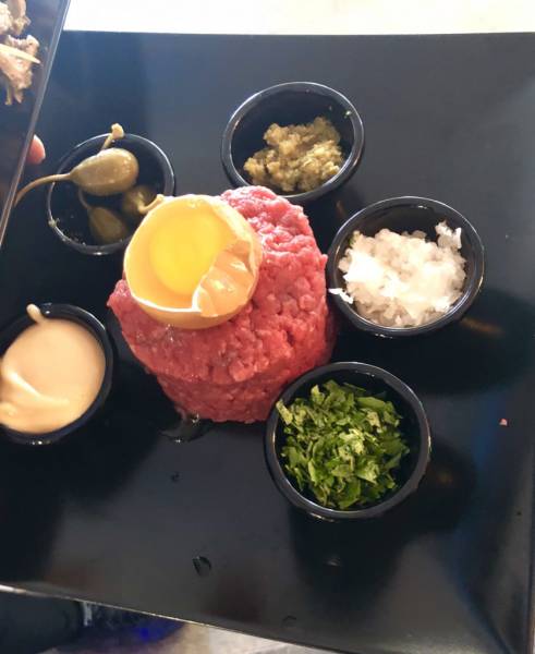 Le tartare de boeuf  coupé au couteau au restaurant à l'ambiance américaine de Château Gombert, Marseille 13013