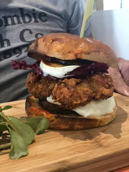 UN Burger maison  du Roof Kitchen, restaurant de burger dans le 13ème arrondissement de Marseille